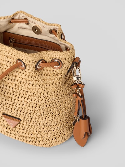 Productfoto, Handtasche in Flecht-Optik Modell 'Ofelia' van Guess, beige papier, magnetische sluiting, afneembare schouderriem, logo-appliqué, hoofdvak, 22x20x13 cm, schouderriem 114 cm