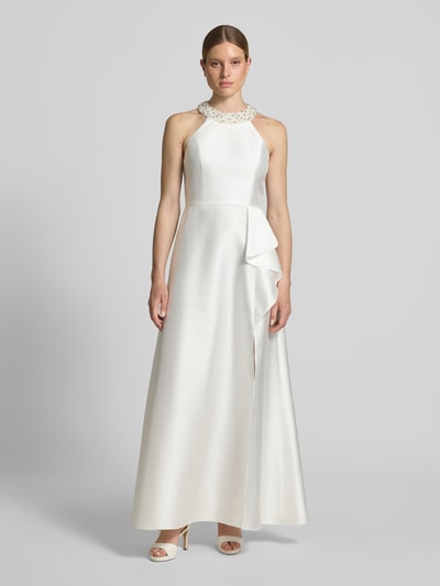 Frauenmodel trägt Maxikleid aus Satin mit Perlen von Adrianna Papell, A-Linie, Rundhalsausschnitt, Volants, Rückenreißverschluss, Weiß, Ganzkörperansicht von vorne. Kontext: Rückenlänge bei Größe 36 beträgt 156 cm, Brustweite bei Größe 36 beträgt 38 cm.