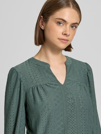Frauenmodel trägt Regular Fit Tunika mit Lochstickerei Modell 'SANDRA' von ONLY in grün, Damen Tunika von ONLY, Nahaufnahme Oberkörper.