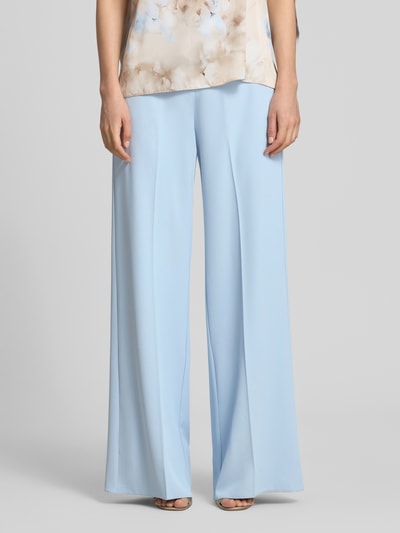 Frauenmodel trägt Stoffhose mit Bügelfalte von Rinascimento, hellblau, Wide Leg Fit, Material-Mix mit Stretch, Nahaufnahme Oberkörper.
