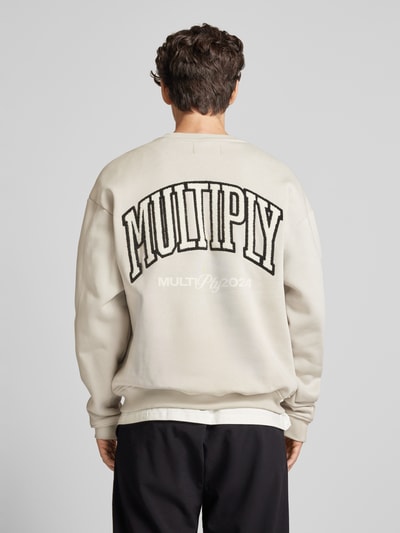 Multiply Apparel Oversized Sweatshirt mit Label-Print Hellgrau 5