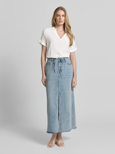 Frauenmodel trägt Relaxed Fit Blusenshirt aus reiner Viskose Modell 'BEAUTY' von Vero Moda, unifarben, V-Ausschnitt, Ganzkörperansicht von vorne.