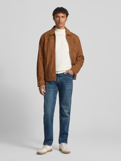 Männermodel trägt Regular Fit Jeans aus Baumwoll-Mix Modell 'RE.MAINE BO' von BOSS Orange in Denim-Optik, Ganzkörperansicht von vorne.