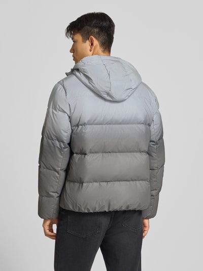 Männermodel trägt Regular Fit Daunenjacke mit Zweiwege-Reißverschluss Modell 'BERKELY' von Calvin Klein Jeans in Grau, Ganzkörperansicht Rückansicht, Herren Daunenjacke von Calvin Klein Jeans