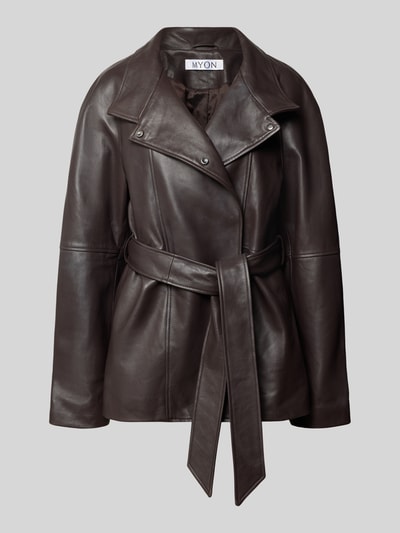 Produktfoto, donkerbruine Lederjacke aus echtem Leder van MYON, lamsnappa, getailleerd, reverskraag, tailleband, glad oppervlak