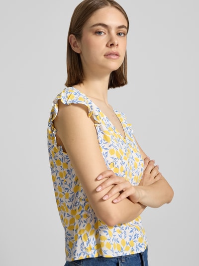 Frauenmodel trägt Regular Fit Blusentop aus reiner Viskose Modell 'BARRI' von Pieces, abstraktes Muster, Two-Tone-Optik, Popeline, Nahaufnahme Oberkörper.