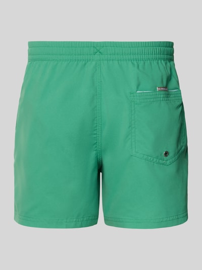 Produktfoto, grüne Regular Fit Badehose mit Logo-Patch Modell 'Everyday' von Quiksilver, elastischer Bund mit Tunnelzug, eine Gesäßtasche.