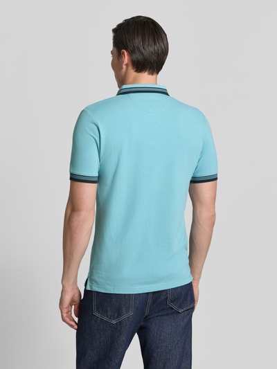 Männermodel trägt Regular Fit Poloshirt aus Baumwoll-Mix von s.Oliver RED LABEL, Optik: Unifarben, Ganzkörperansicht Rückansicht.