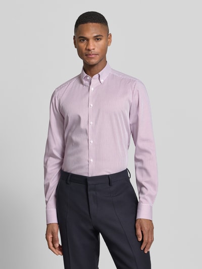 Männermodel trägt Slim Fit Business-Hemd mit Button-Down-Kragen von OLYMP Level Five aus reiner Baumwolle, Knopfleiste, Ganzkörperansicht von vorne.