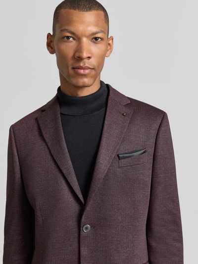 Männermodel trägt Slim Fit Sakko mit lyocellmix Modell 'Nick' van Zuitable in donkerrood met Reverskraag, pochet en Knoopsluiting, Materiaalmix, Ruglengte 73 cm, Schouderbreedte 41 cm, Mouwlengte 68 cm, Nahaufnahme Oberkörper.