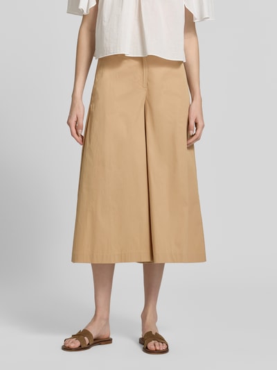 Kobiecy model nosi Regular Fit Culotte aus Baumwoll-Mix Modell 'MELLI' von Brax, efekt: jednolity kolor, krój regular fit, zapięcie na guzik i ukryty zamek błyskawiczny, elastyczny pas z tunelem, wpuszczane kieszenie boczne, kieszenie z tyłu, wykończenie materiału: popelina, mieszanka bawełny, jasnobeżowy odcień, gładka tekstura, szerokie nogawki, Ganzkörperansicht von vorne.