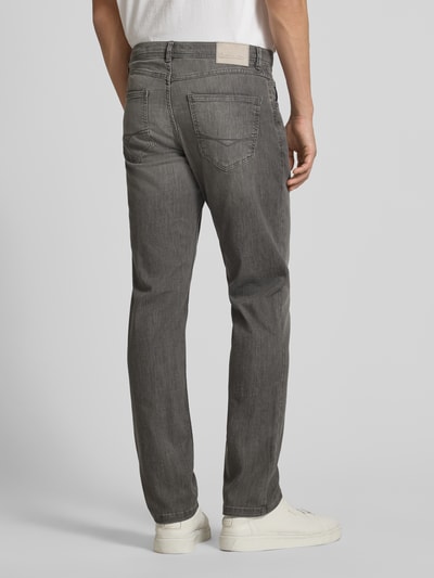 Männermodel trägt Jeans mit 5-Pocket-Design von Christian Berg Men in Grau, Baumwoll-Mix mit Stretch-Anteil, Gerader-Schnitt, Ganzkörperansicht Rückansicht.