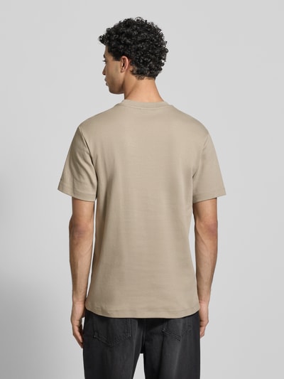 Männermodel trägt Regular Fit T-shirt mit logodetail van G-Star Raw in beige, puur katoen, ronde hals, ruglengte maat M 70 cm, Ganzkörperansicht Rückansicht