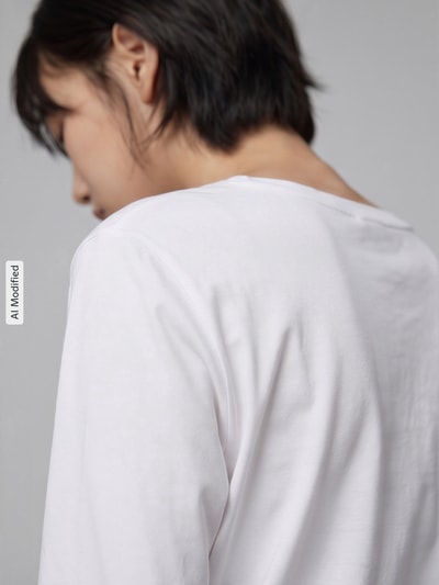 Frauenmodel trägt Slim Fit Langarmshirt aus reiner Baumwolle von s.Oliver RED LABEL in Weiß, glatte Textur, Nahaufnahme Rückansicht, KI-modifiziertes Bild.