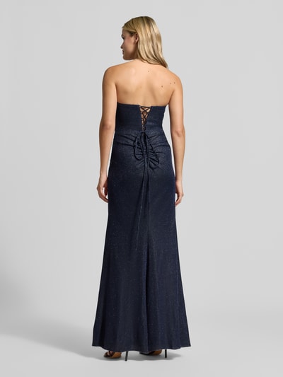 Frauenmodel trägt Abendkleid im Off-Shoulder-Look mit Gehschlitz von LUXUAR FASHION in Dunkelblau mit Drapierungen, Maxikleid, Ganzkörperansicht Rückansicht