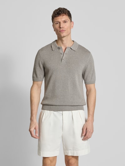 Männermodel trägt Regular Fit Poloshirt aus Baumwoll-Leinen-Mix von JAKE*S STUDIO MEN in Strick-Optik, Grau, Ganzkörperansicht von vorne.