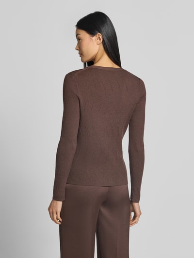 Frauenmodel trägt Cardigan in Strick-Optik mit Baumwoll-Anteil von Marc Cain in Braun, taillierte Passform, Ganzkörperansicht Rückansicht.