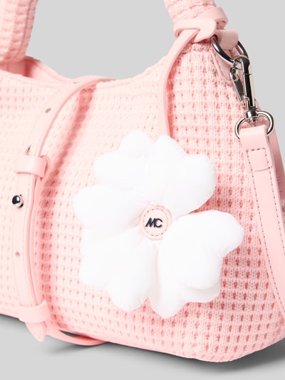 Produktfoto, Shoulder Bag in Strick-Optik von Marc Cain in zartem Rosa mit floraler Applikation, Struktur mit Reißverschluss und abnehmbarem Schulterriemen