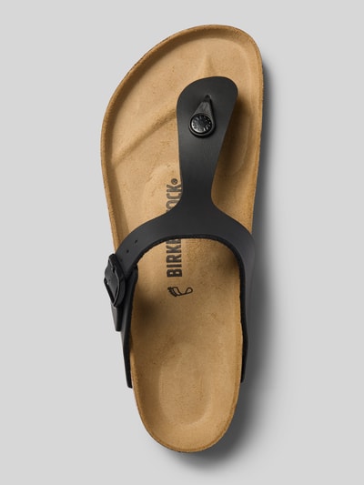 Produktfoto, zwarte instapper in Leerlook met afgeronde pasvorm, Model 'Gizeh' van Birkenstock, logodetail, hakhoogte maat 40: 3 cm
