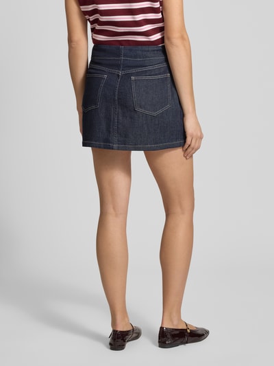 Kobiece model prezentuje spódnica mini z mieszanki bawełny i wiskozy, tkanina stylizowana na denim, ozdobna kokarda, kieszenie z tyłu, kopertowy styl, model 'Swantje' od LeGer by Lena Gercke, całkowita długość 38 cm, szerokość w rozmiarze 36: 35 cm, linia a, widok całej sylwetki z tyłu.