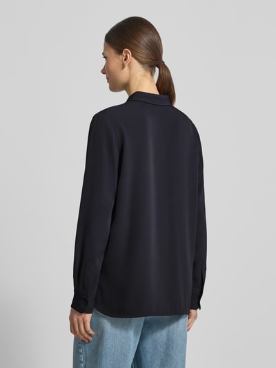 Frauenmodel trägt Relaxed Fit Bluse mit Knopfleiste von comma, dunkel, glatte Textur, Hemdblusenkragen, Rückenansicht, Ganzkörperansicht Rückansicht.