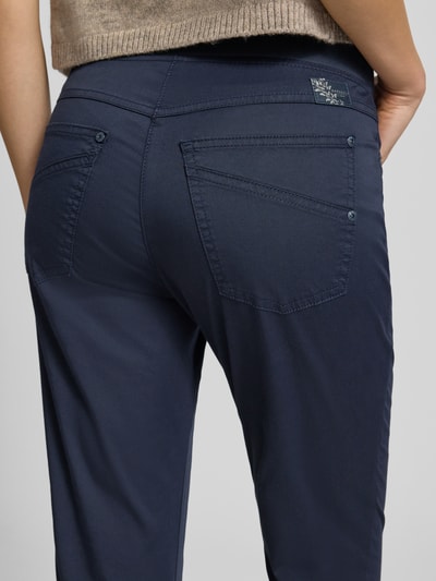 Kobiece modelka nosi Caprihose mit elastischem Bund Modell 'Pamina' von Raphaela By Brax, bawełna z elastanem, krój regular fit, Szerokość w rozmiarze 36K: 35 cm, długość nogawki wewnętrznej: 62 cm, ciemnoniebieski kolor, tekstura gładka, widok całych pleców z bliska.