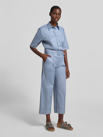 Vrouwenmodel draagt Culotte met riem en steekzakken van Windsor, katoenmix met stretch, wide leg fit, omslagzoom, kleppen, helemaal vooraan.
