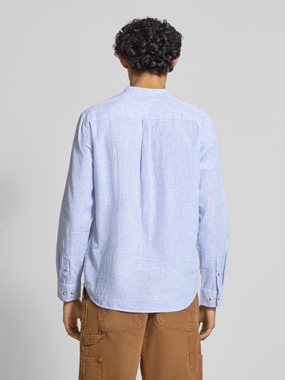 Männermodel trägt Regular Fit Freizeithemd aus Baumwoll-Leinen-Mix von Jack & Jones, Streifenmuster, Ganzkörperansicht Rückansicht. Rückenlänge 75 cm, Schulterbreite 46 cm, Ärmellänge 65 cm, Stehkragen, Knopfleiste, Modell SUMMER LINEN BLEND.