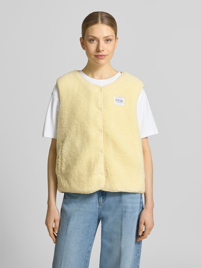 Frauenmodel trägt Regular Fit Weste in Teddy-Optik Modell 'AMALIA' von VILLA SOPHIE mit Druckknopfleiste, Label-Patch, seitlichen Eingrifftaschen und Teddyfell-Materialverarbeitung in hellem Creme, Ganzkörperansicht von vorne.
