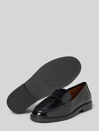 Produktfoto, Sneaker aus Leder mit Zierriemen Modell 'Adison' von Steve Madden, schwarzes beschichtetes Leder, abgerundete Form, leicht strukturierte Sohle, Label-Detail, Sohle 2 cm, Schafthöhe 6 cm, Schaftweite 12 cm.