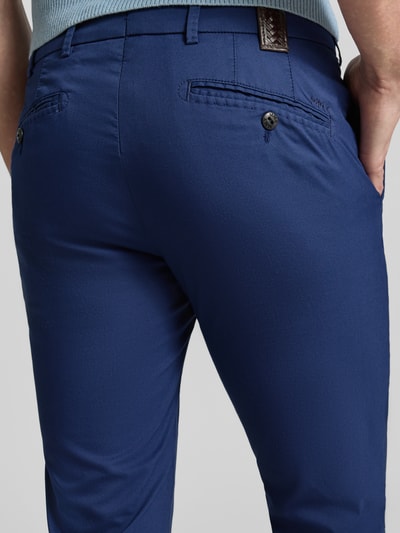 Mężczyzna nosi Hose mit Gesäßtaschen Modell 'Lupus' od MMX, bawełna z domieszką stretchu, krój regular fit, detal z tyłu, zbliżenie