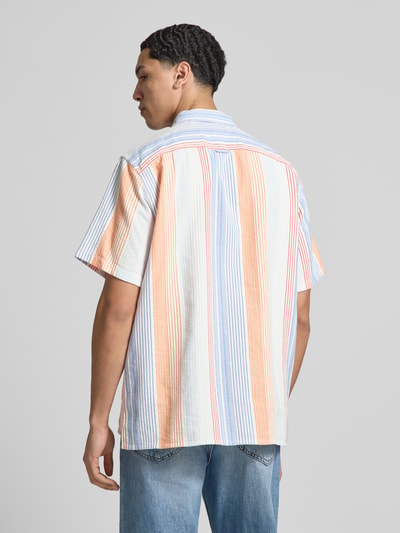 Männermodel trägt Relaxed Fit Freizeithemd aus reiner Baumwolle von Tommy Jeans, Optik:Allover-Muster, gestreift, Ganzkörperansicht Rückansicht.
