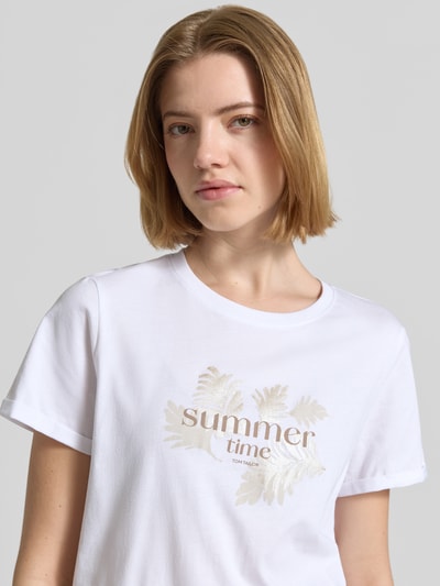 Frauenmodel trägt Regular Fit T-Shirt aus reiner Baumwolle von Tom Tailor in Weiß mit Motiv-Print, Rundhals, kurzarm, Jersey; Nahaufnahme Oberkörper.