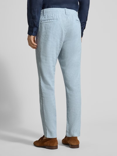 Männermodel trägt hellblaue Regular Fit Leinenhose aus Leinen-Mix Modell 'Sanderson-L-3' von BOSS mit Label Patch und Gesäßtaschen, Ganzkörperansicht Rückansicht.