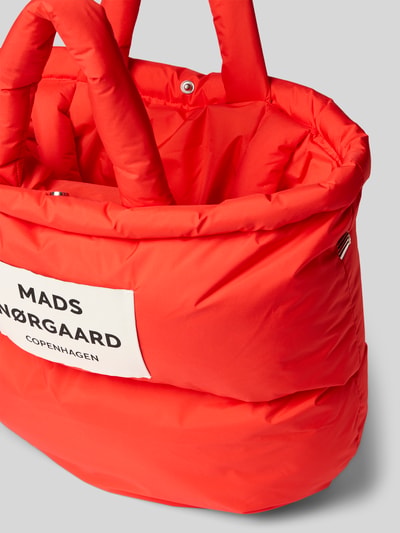 Produktfoto, Handtasche mit Label-Detail und Steppnähten von MADS NØRGAARD in kräftigem Rot mit Tragehenkel und Schulterriemen, breite 42 cm, länge 32 cm, tiefe 15 cm, schulterriemenlänge 66 cm