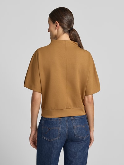 Frauenmodel trägt Regular Fit Sweatshirt mit Baumwoll-Modal-Anteil Modell 'Golli' von OPUS in Camel, glatte Textur, Ganzkörperansicht Rückansicht.