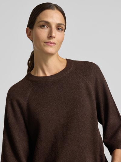 Vrouwenmodel draagt Loose-Fit Pullover mit 3/4-Arm van Soyaconcept in effen donkerbruin, zachte gebreide textuur, close-up bovenlichaam.