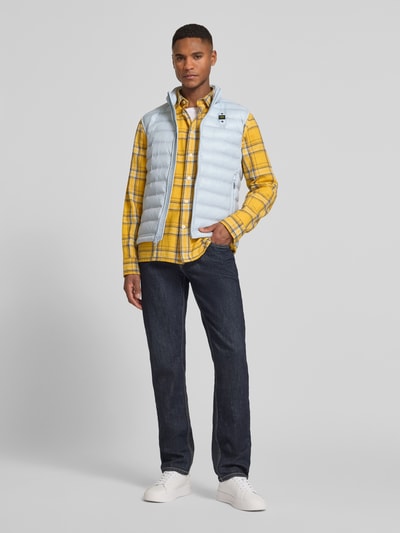 Männermodel trägt Steppweste mit Zweiwege-Reißverschluss Modell 'Arvale' von Blauer Usa in Hellblau, Regular-Fit, Reißverschlusstaschen, Stehkragen, Rückenlänge 65 cm, Schulterbreite 44 cm, Brustweite 52 cm, Ganzkörperansicht von vorne.