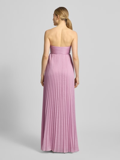 Frauenmodel trägt Abendkleid mit Plisseefalten und Bandeau-Ausschnitt von Jake*s Cocktail in Flieder, A-Linie, Maxilänge, Ganzkörperansicht Rückansicht.