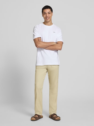 Männermodel trägt Relaxed Fit Hose aus Baumwoll-Leinen-Mix Modell 'KANE' von Jack & Jones in Beige mit elastischem Bund, Schnürung und Gesäßtaschen, Kontext: Herren Hose, Bundweite 42 cm, Innenbeinlänge 82 cm, Ganzkörperansicht von vorne.
