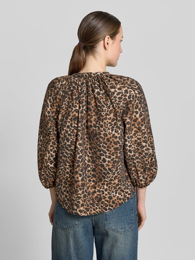 Frauenmodel trägt Bluse aus Viskose-Mix mit Serafino-Ausschnitt von Zero, Animalprint, 3/4-Arm, elastische Ärmelabschlüsse, Loose Fit, Ganzkörperansicht Rückansicht.