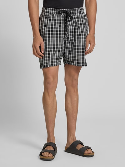 Männermodel trägt Shorts mit elastischem Bund Modell 'SLADE' von Redefined Rebel aus Reine Baumwolle im Regular-Fit, Ganzkörperansicht von vorne.