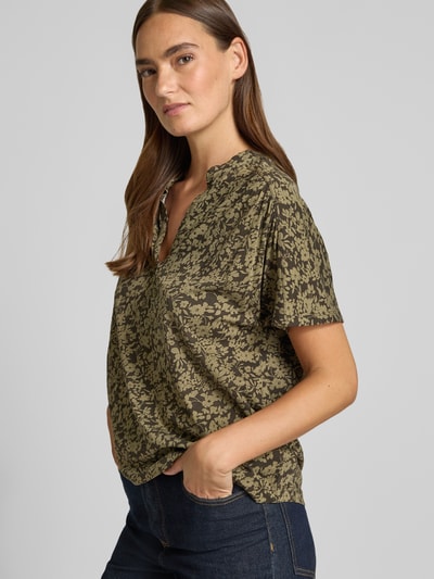 Frauenmodel trägt Regular-Fit T-Shirt aus reiner Baumwolle von Marc O'Polo, olivgrün mit floralem Muster, Damen T-Shirt, Nahaufnahme Oberkörper.