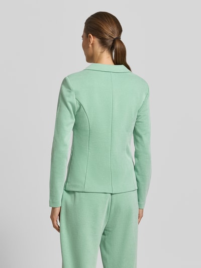Frauenmodel trägt Slim Fit Blazer mit Paspeltaschen Modell 'KATE PIQUE' von ICHI in Mintgrün, Baumwoll-Mix, Ganzkörperansicht Rückansicht. Rückenlänge bei Größe S 56 cm, Brustweite 36 cm, Ärmellänge 60 cm, Reverskragen, Knopfverschluss.