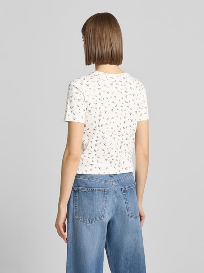 Frauenmodel trägt Regular Fit T-Shirt aus Baumwoll-Mix Modell 'FENJA' von Only, Optik: Allover-Muster, Motiv-Print, Feinripp, Ganzkörperansicht Rückansicht.