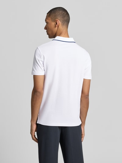 Męski model nosi Modern Fit Poloshirt mit Logo-Stitching von Christian Berg Men z bawełny, kołnierzyk polo, długość tyłu 71 cm, Ganzkörperansicht Rückansicht.