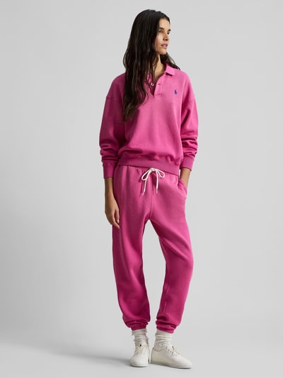 Frauenmodel trägt Comfort Fit Sweatpants aus reiner Baumwolle von Polo Ralph Lauren in Pink, unifarben, Sweatmaterial, Ganzkörperansicht von vorne.