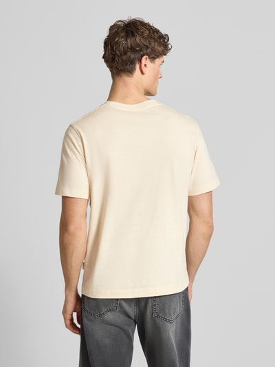 Mannelijk model draagt T-shirt met ronde hals Model 'JORNORREBRO' van Jack & Jones, rechte fit, puur katoen, ruglengte 65 cm, volledig lichaam achteraanzicht
