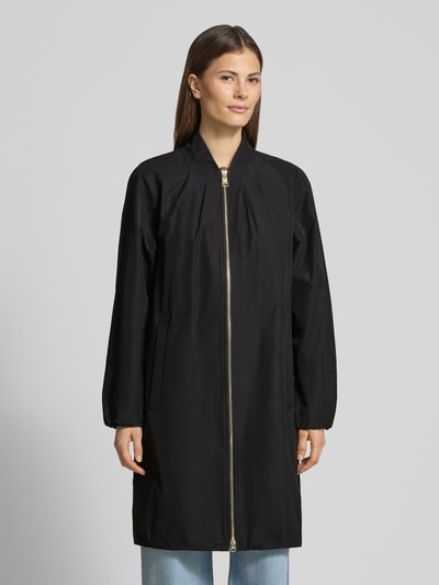 Frauenmodel trägt Mantel mit Stehkragen und Zweiwege-Reißverschluss von Fuchs Schmitt in Schwarz, Material-Mix, Ganzkörperansicht von vorne.