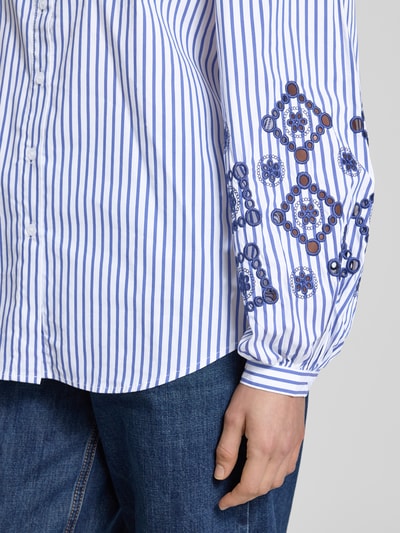 Frauenmodel trägt Regular Fit Bluse mit Lochstickerei von Apricot, blau-weiß gestreift, Baumwoll-Mix mit Stretch-Anteil, Nahaufnahme Oberkörper